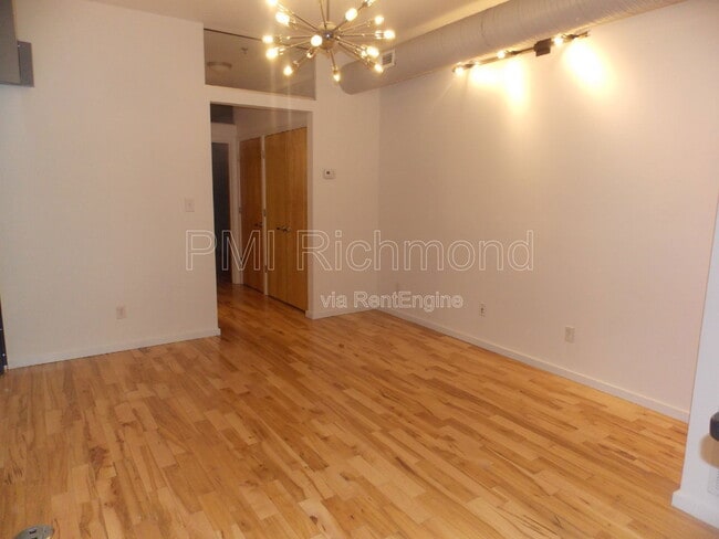 Photo - 16 W Broad St