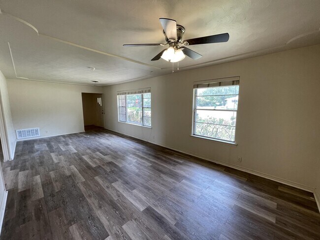 Photo - 1402 Linden Dr