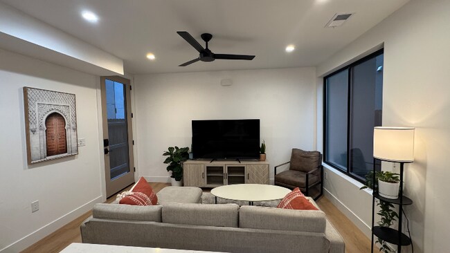 Photo - 3433 Lawrence St