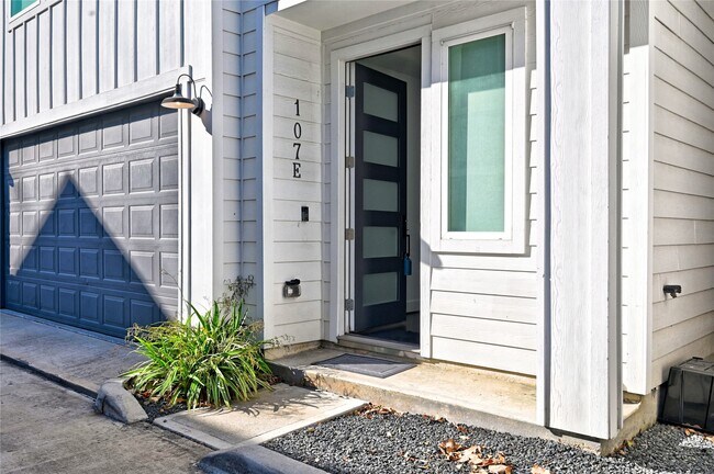 Photo - 107 W Whitney St