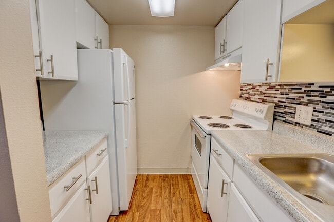 1BD 1BA - 576 SF - Kitchen