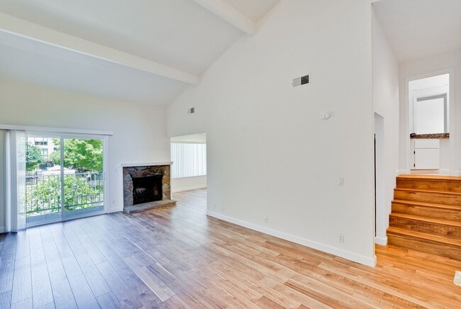 Photo - Santa Clara/Must See Stunning Tri-level 2/2.5 Townhome !