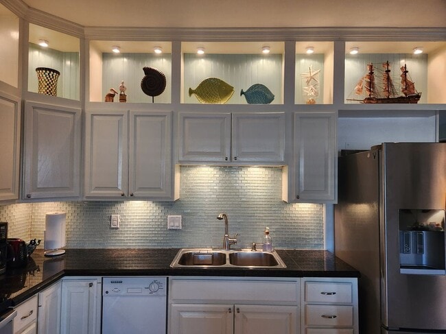 Photo - 206 W Red Snapper St