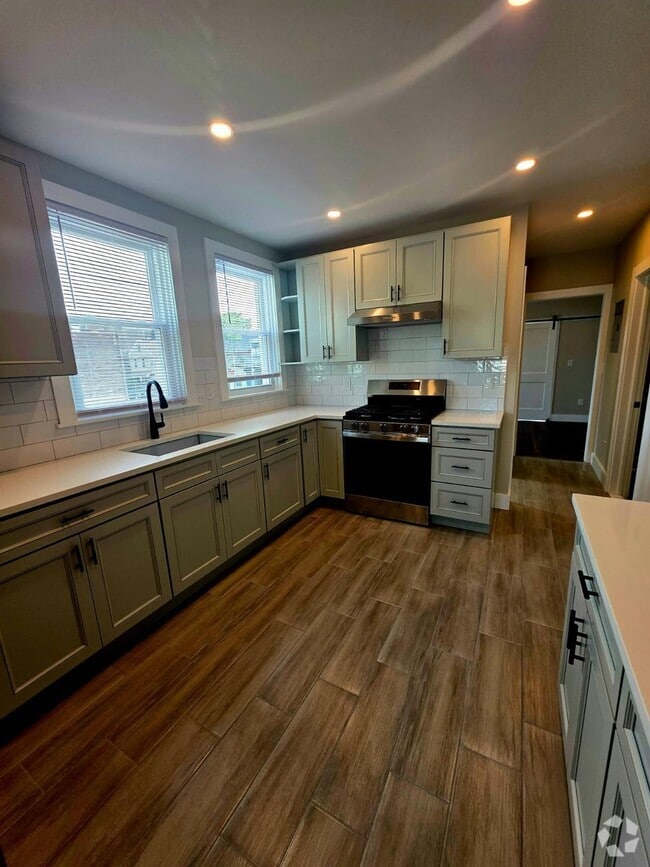 Building Photo - 348 Saw Mill River Rd Unit #3 - 3 floor Rental