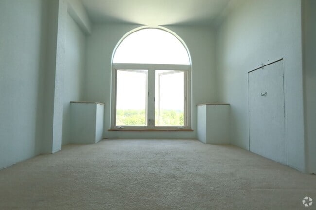 Building Photo - Spacious upper 3-bedroom unit with 2 full ... Rental