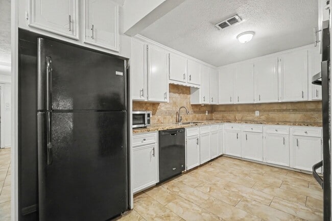Photo - 2121 Hickory Ln