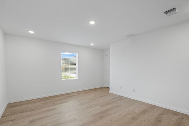 Photo - 30530 Wolfburn St