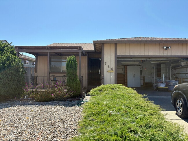 Building Photo - 746 Bronte Ave Rental