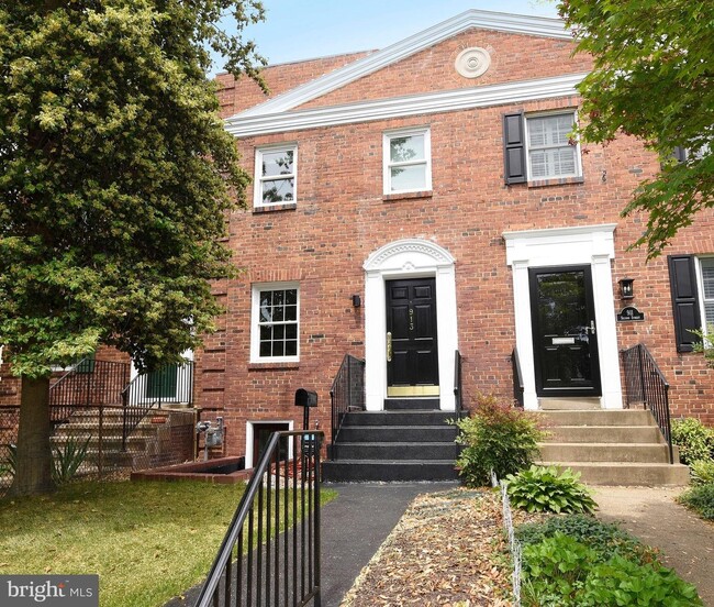 Front of home - 913 Second St Townhome