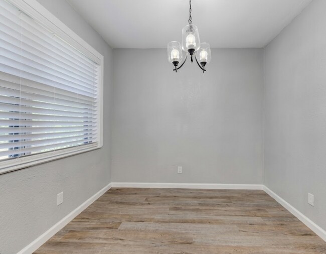 Photo - AVAILABLE END OF MAY! APPLY ON OUR WEBSITE!!