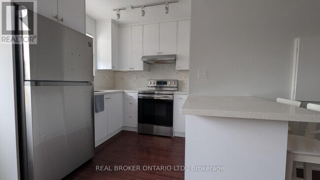 Photo - 2209 Gerrard St E