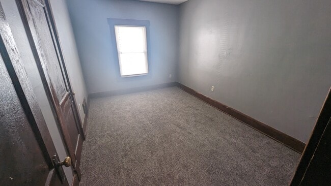 Photo - 757 Erie St S