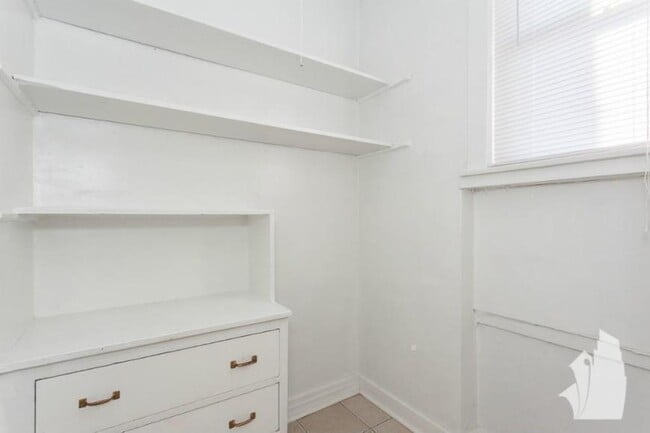 Building Photo - 2 bedroom in Chicago IL 60660 Unit GDN