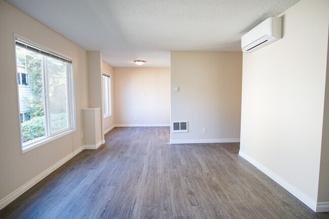 Photo - Great Refurbished Light & Bright 2Bed w/Private Entrance & Parking! Unidad 4149-1
