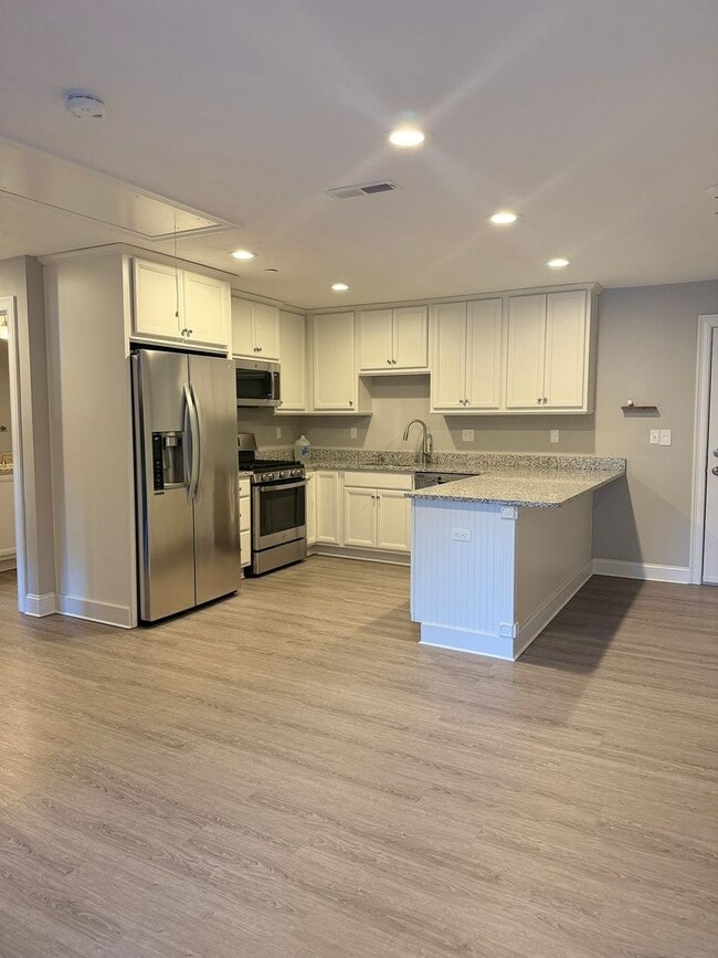 Building Photo - Bright, Spacious 2 bedroom condo in prime ...