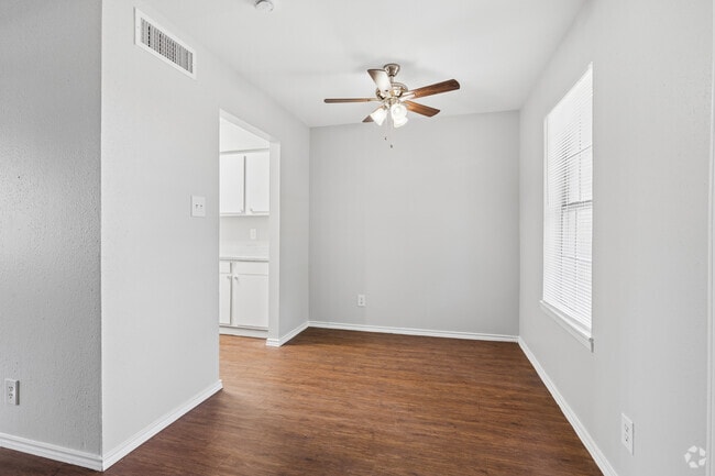 1BR, 1 BA - 632SF - Dining Area