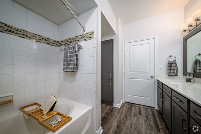 2BR, 2BA - 1,142SF