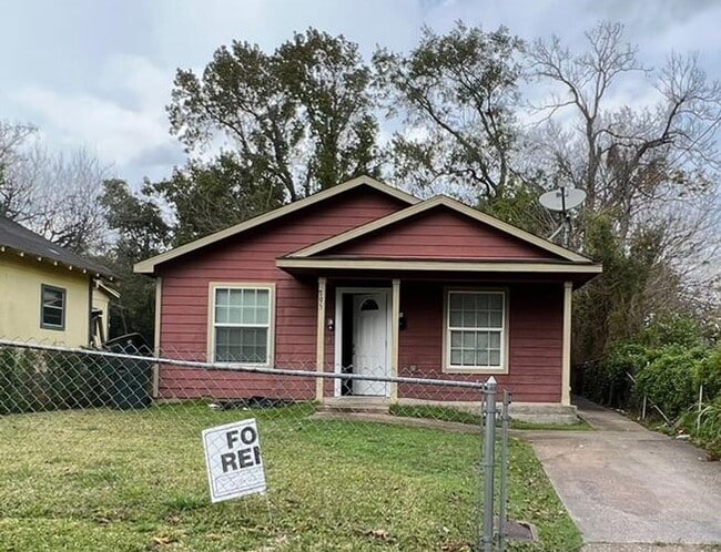 Building Photo - 4x2 Home in Beaumont, TX!