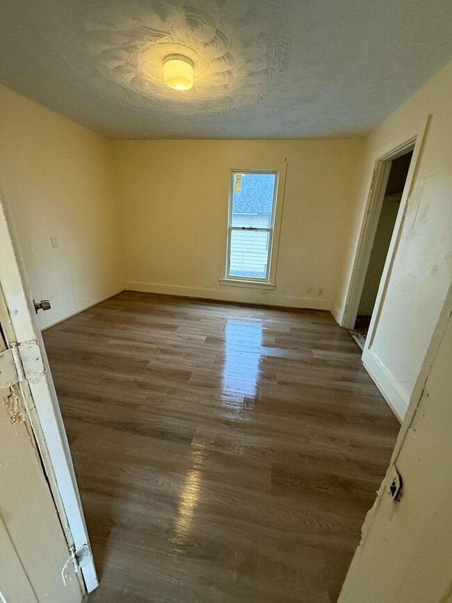 Photo - 3 bedroom house fenced yard