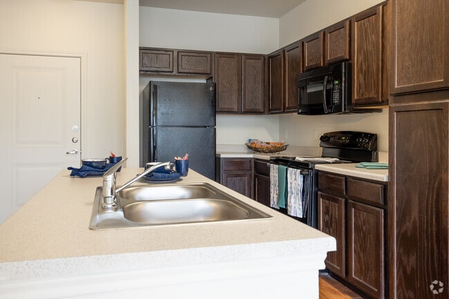 2BR, 2BA - 870SF