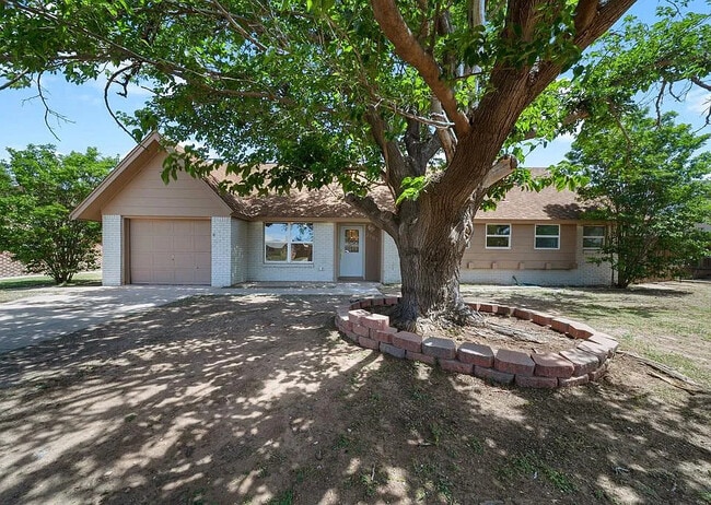 Building Photo - 2503 Lynn Dr