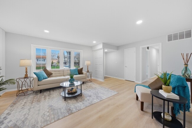 Photo - 593 Bristol Ln