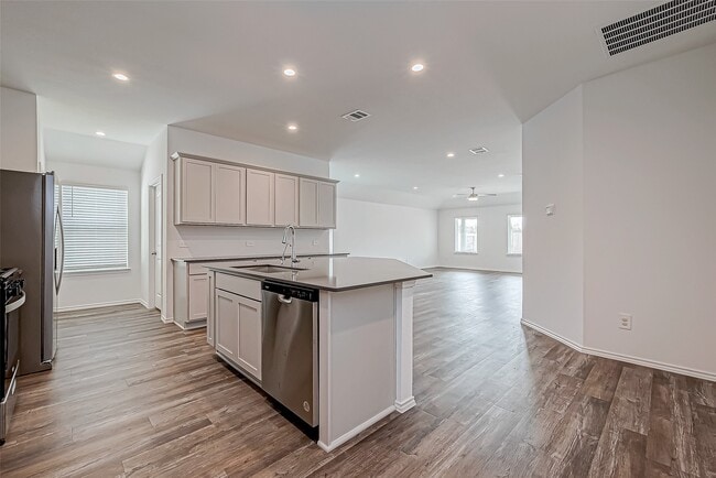 Photo - 532 Comal Trl