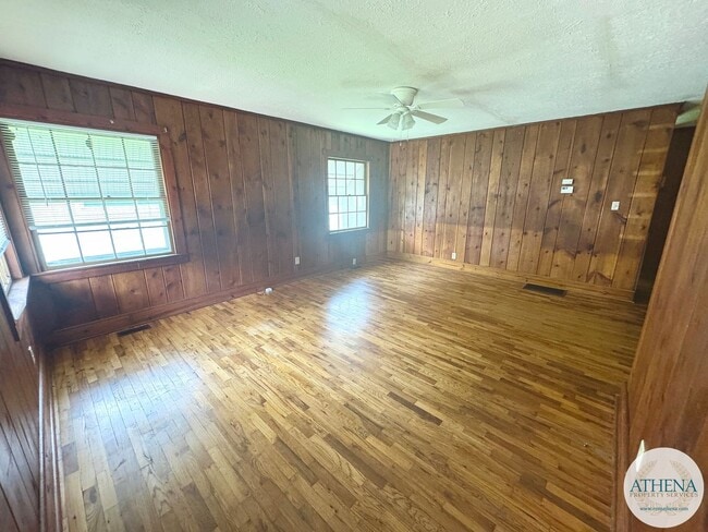 Photo - 2 Bedroom / 1 Bath House located on Bertling Street - FENCED-IN BACKYARD