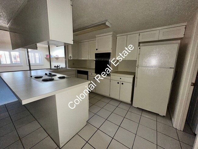 Photo - Spacious and unique 3 bedroom 2 and a half bath house on the golf course!