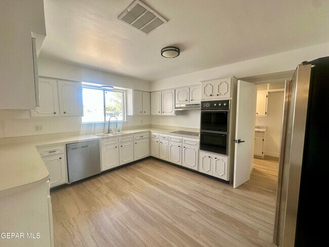 Photo - 4128 Perth Dr