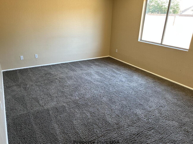 "Charming 3-Bed Oasis with 2 Baths in Maricopa – Cozy 1,276 Sq Ft Haven!"
