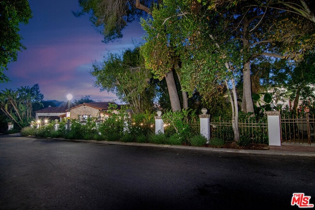 Photo - 3475 N Knoll Dr