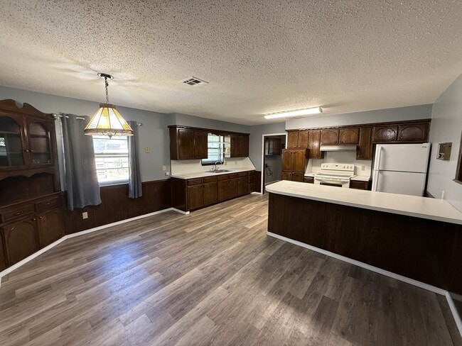 Photo - 901 N Oak Ave