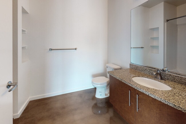 1BR, 1BA + Den - 879 SF