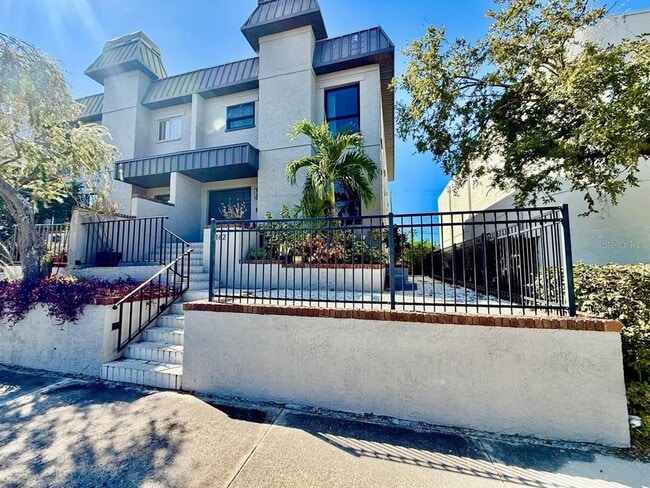 Photo - 162 E Davis Blvd