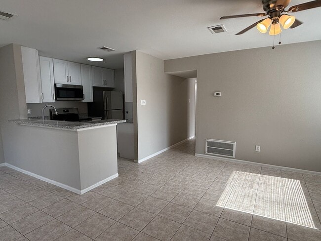 Building Photo - 13902 Buckingham Dr Unit B