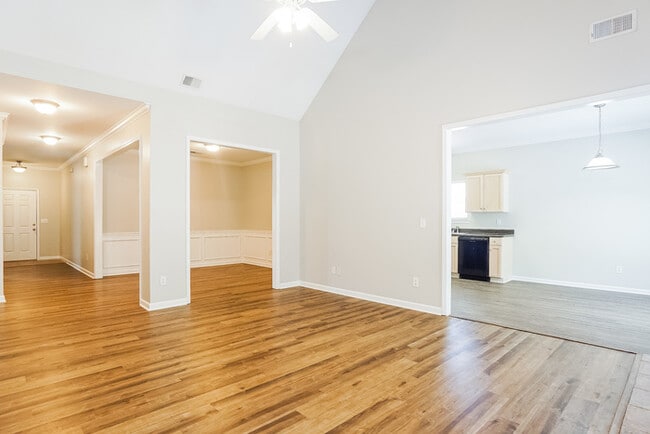 Photo - 325 Bedford Cir