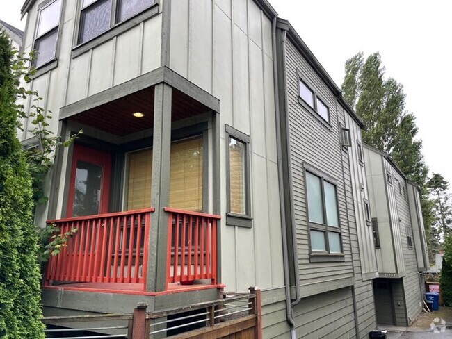 Building Photo - Light and Bright Greenwood Townhouse