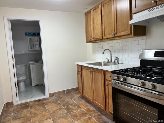 Building Photo - 78 Bayville Ave Unit c
