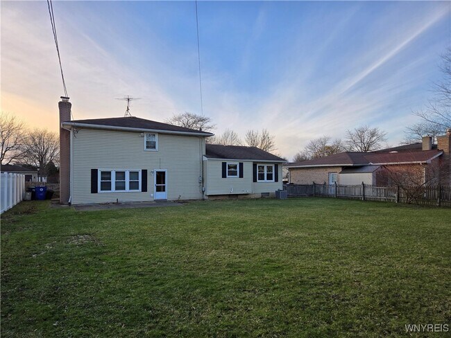 Photo - 161 Foxpoint W