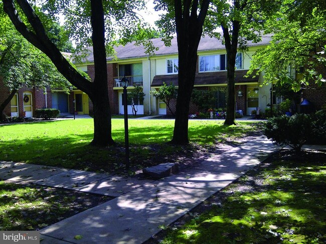 Building Photo - 700 E 1st St Rental