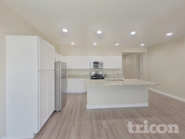 Photo - 2618 E Danbury Rd