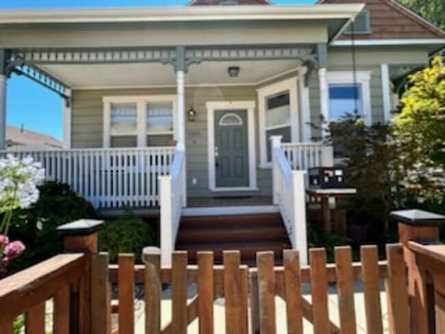 Building Photo - SHOWING FRI 6/26 & SAT 6/27 12:30-1:30PM!! 1 Bedroom 1 bath Cottage style Duplex