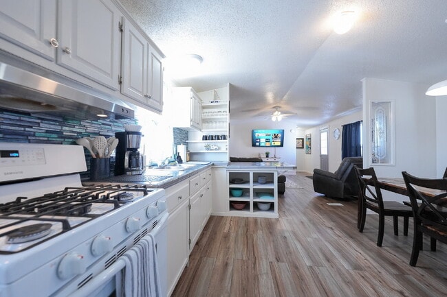 Photo - Modern Living with Private Theater Room Unidad 2