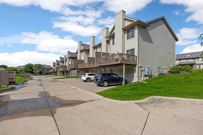 Photo - 2 Bedroom, 2-1/2 Bath Townhouse on Iowa City East Side!!