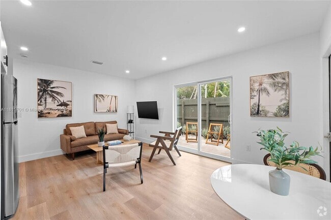 Building Photo - 921 NE 16th Terrace Unit 1 Rental