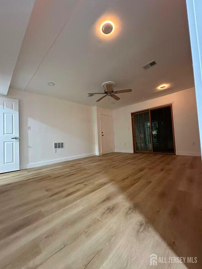 Photo - 405 N Oaks Blvd