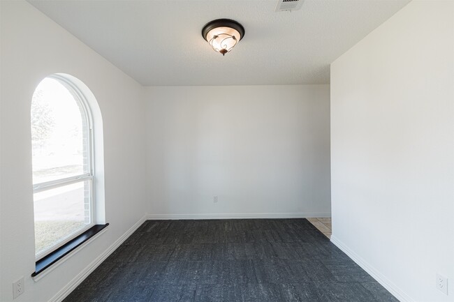 Photo - 1615 Junker St