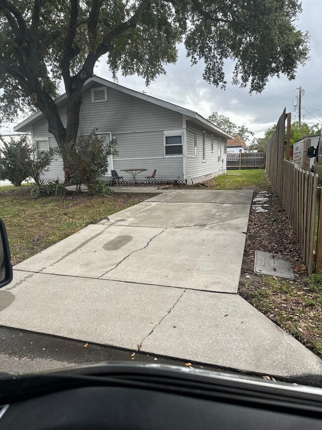 Photo - 601 8th St W