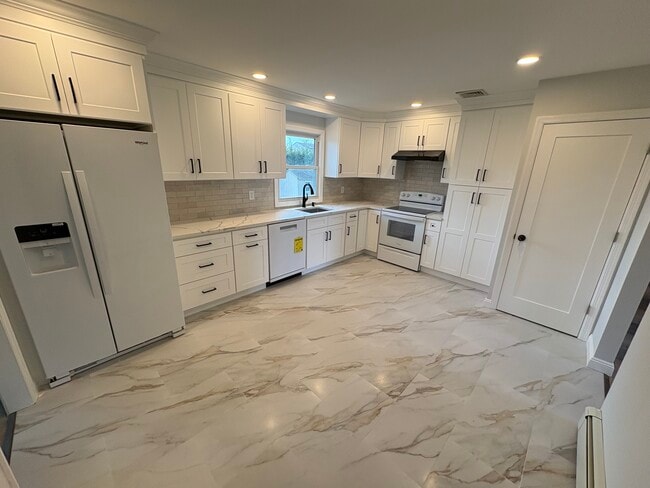 Building Photo - 121 Henry St Unit 1